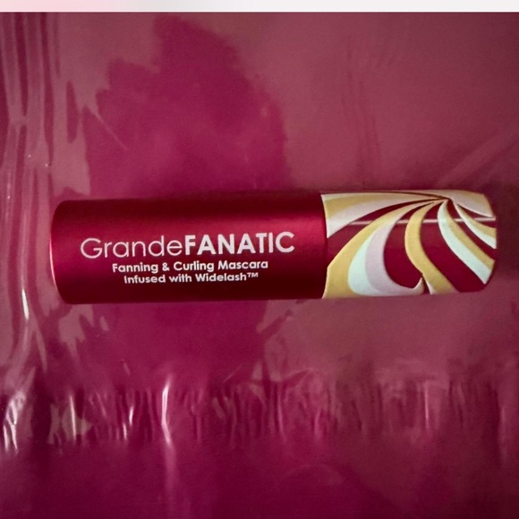 ❤️ 3/$25 Grande GrandeFANATIC Fanning & Curling Mascara Infused with Widelash - Picture 3 of 7